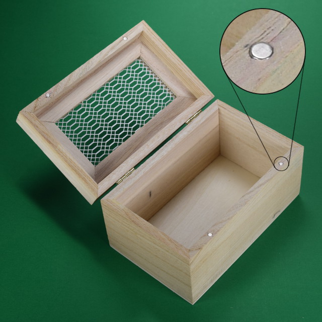 magnets as closures for wooden box