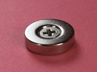 Countersunk magnet with flush screw