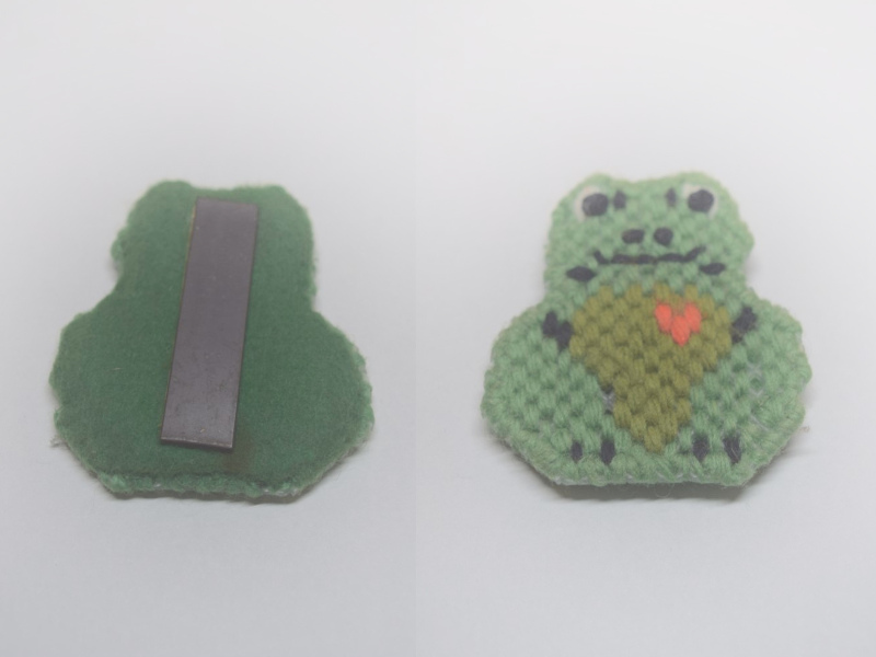 frog decorative magnet before repair