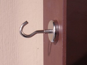 Mounting magnet sticking to a steel beam