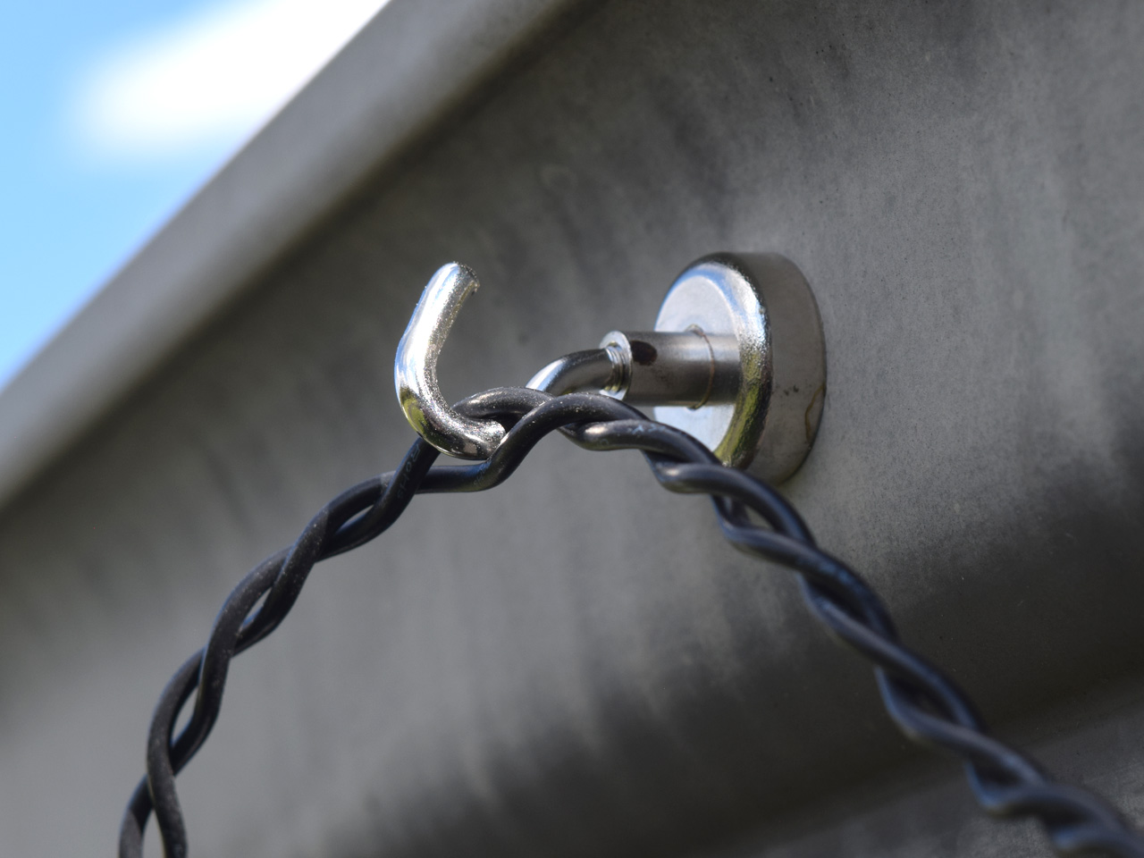 Mounting magnet hanging chain from metal gutter