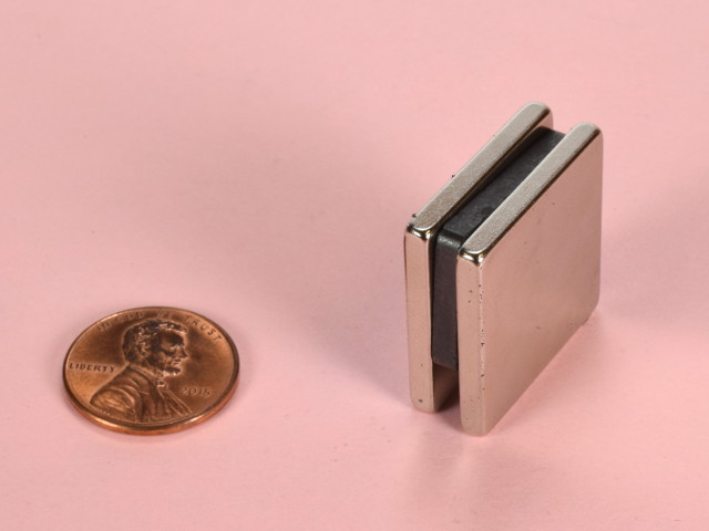 Block magnets on the outsides of a ceramic magnet