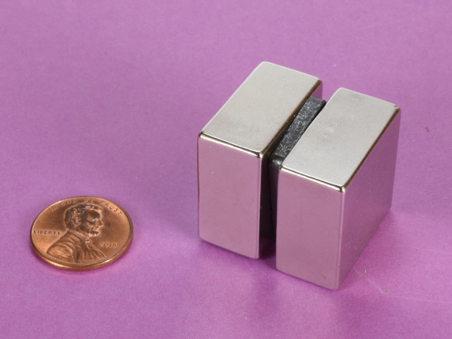 Ceramic magnet between two block magnets