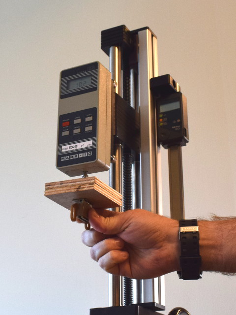 Testing magnet with force gauge