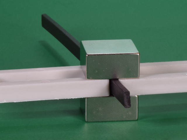 Magnetizing fridge seal magnet in 1 direction across width