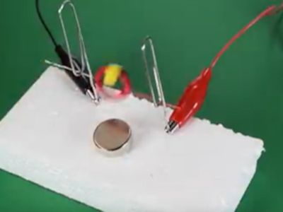 Simple motor using magnets, battery and copper wire